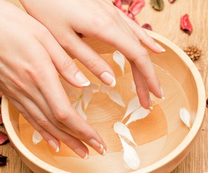 Devushka-opuskaet-ladoni-v-vannoku-dlya-ruk