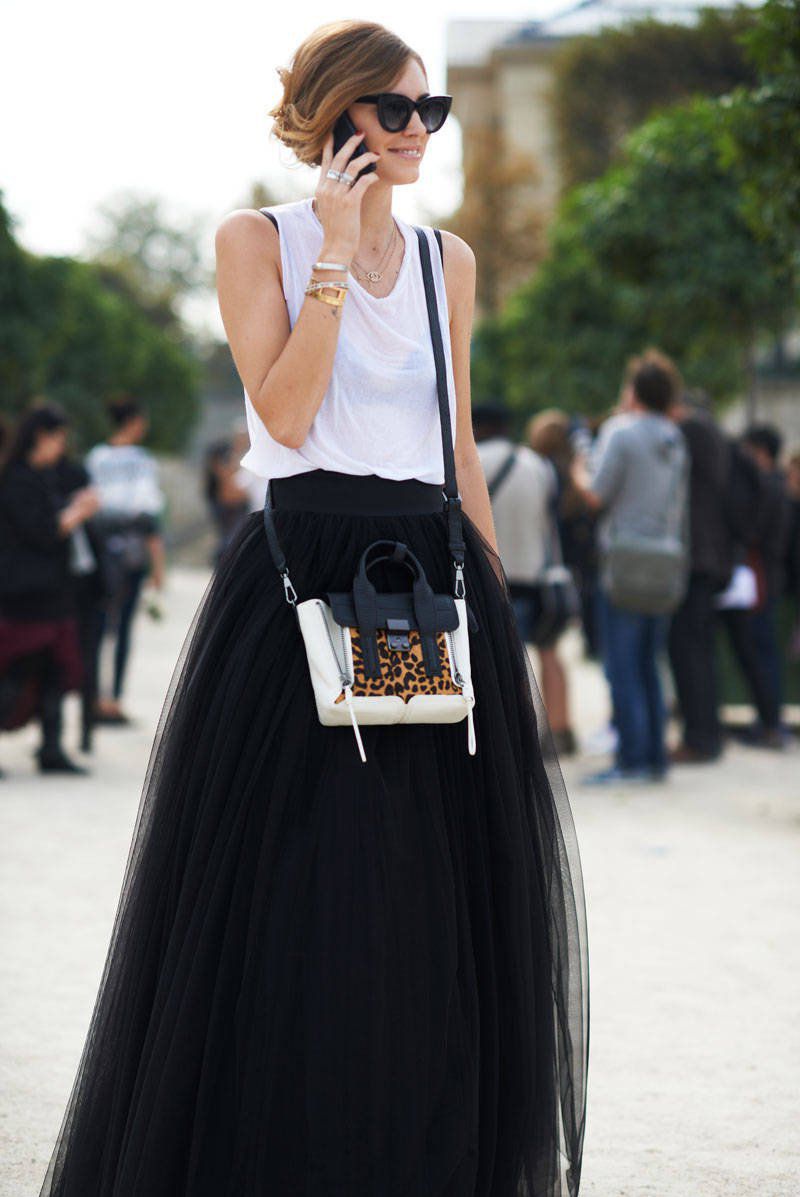 Многослойная черная длинная юбка с белым топом.