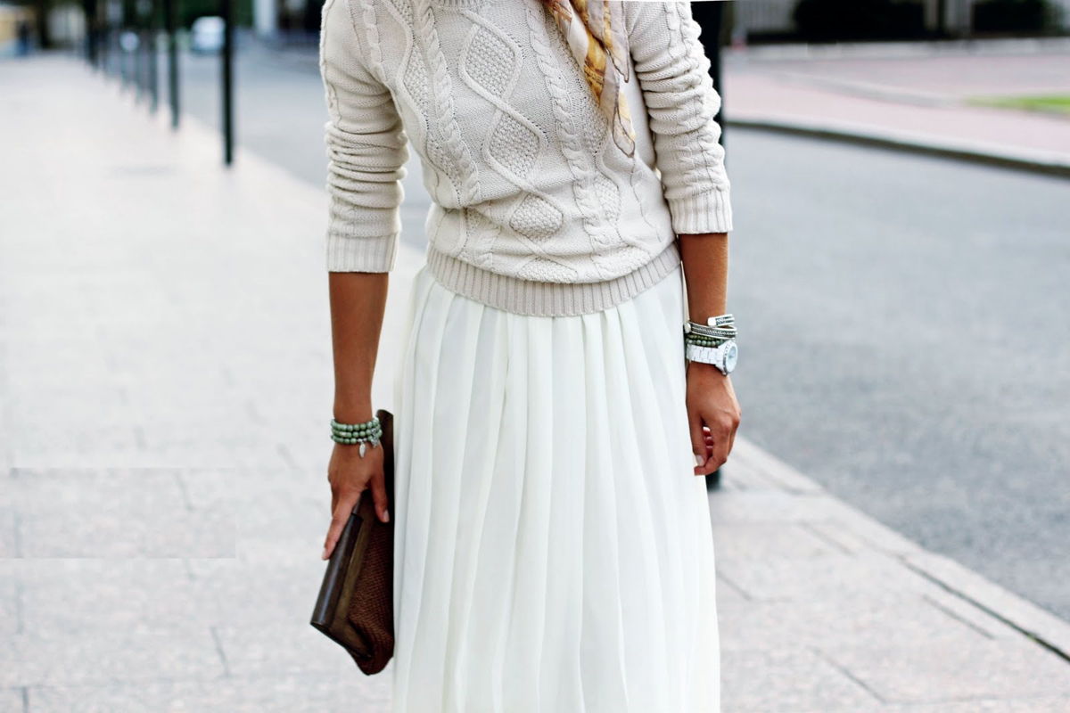 Белая юбка в мелкую складкус светло серой кофтой.