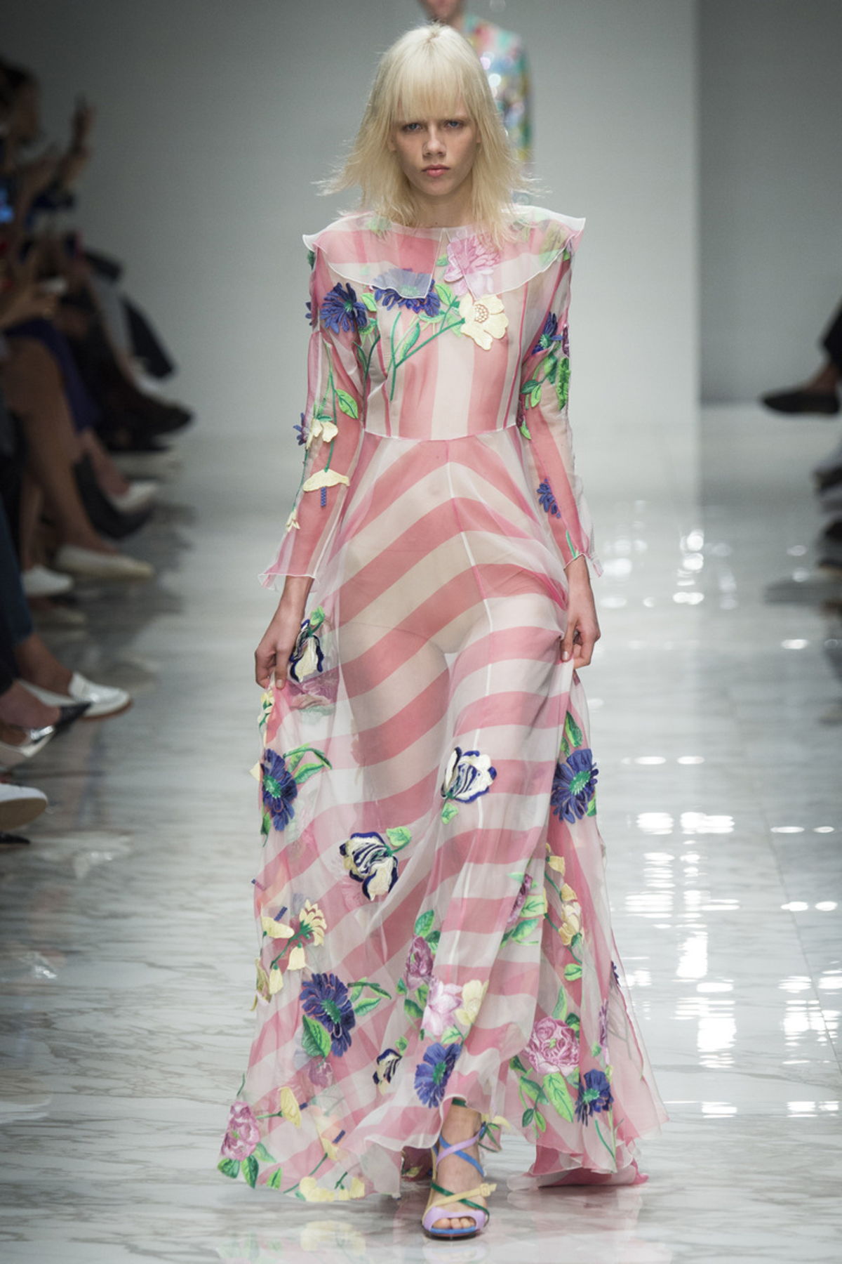 Длинное платье с розовыми полосками и цветочным принтом из коллекции Blumarine.