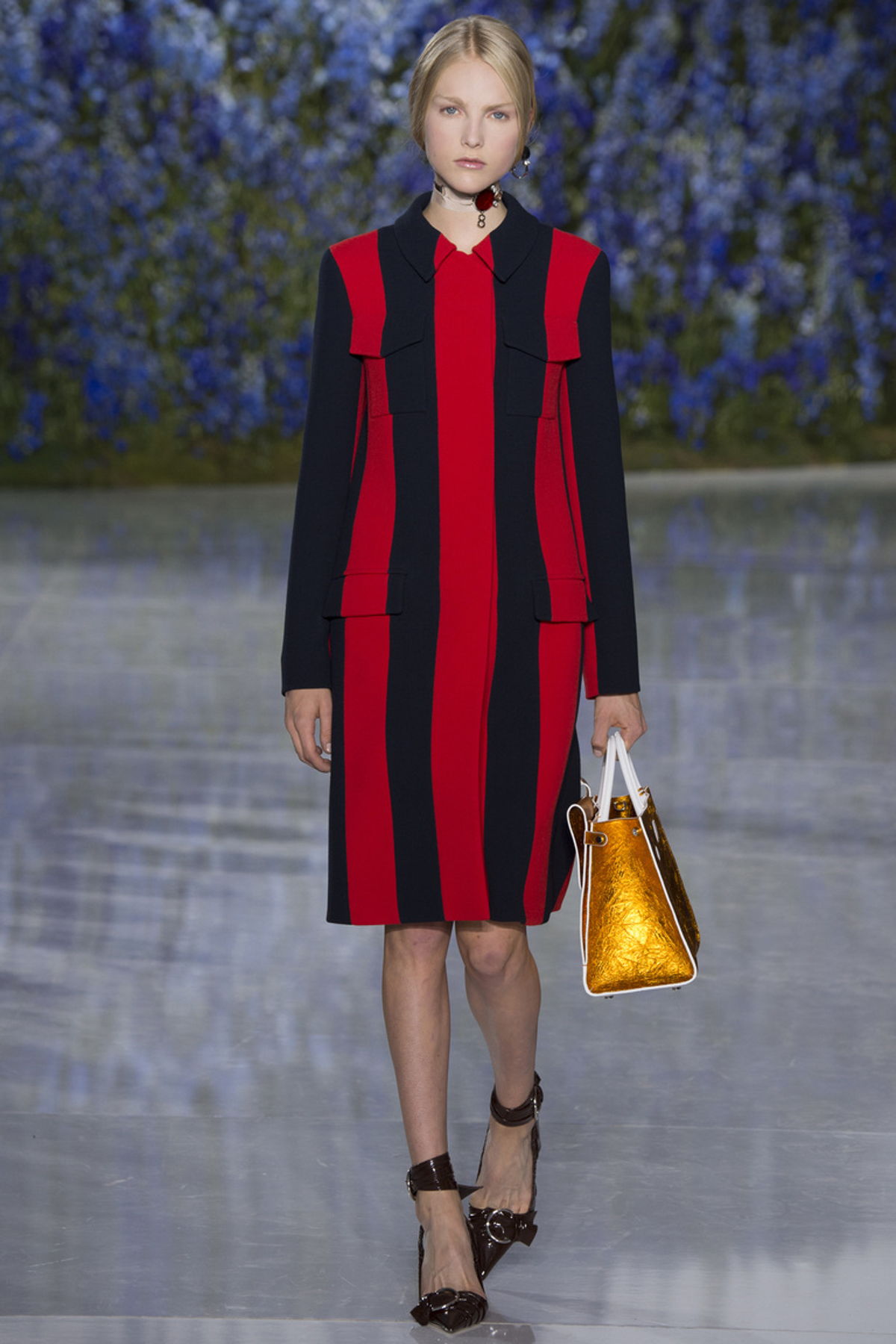 Черное платье с вертикальными красными полосками из коллекции Christian Dior.
