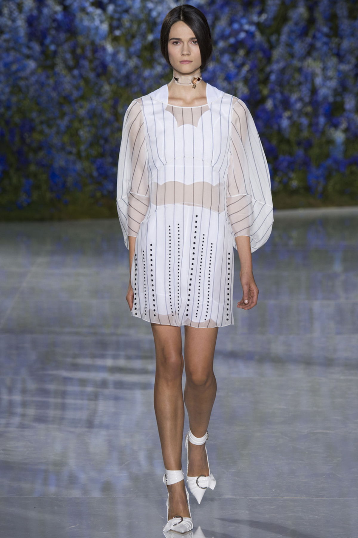 Белое прозрачное платье в горизонтальнуюю полоску из коллекции Dolce-Gabbana.