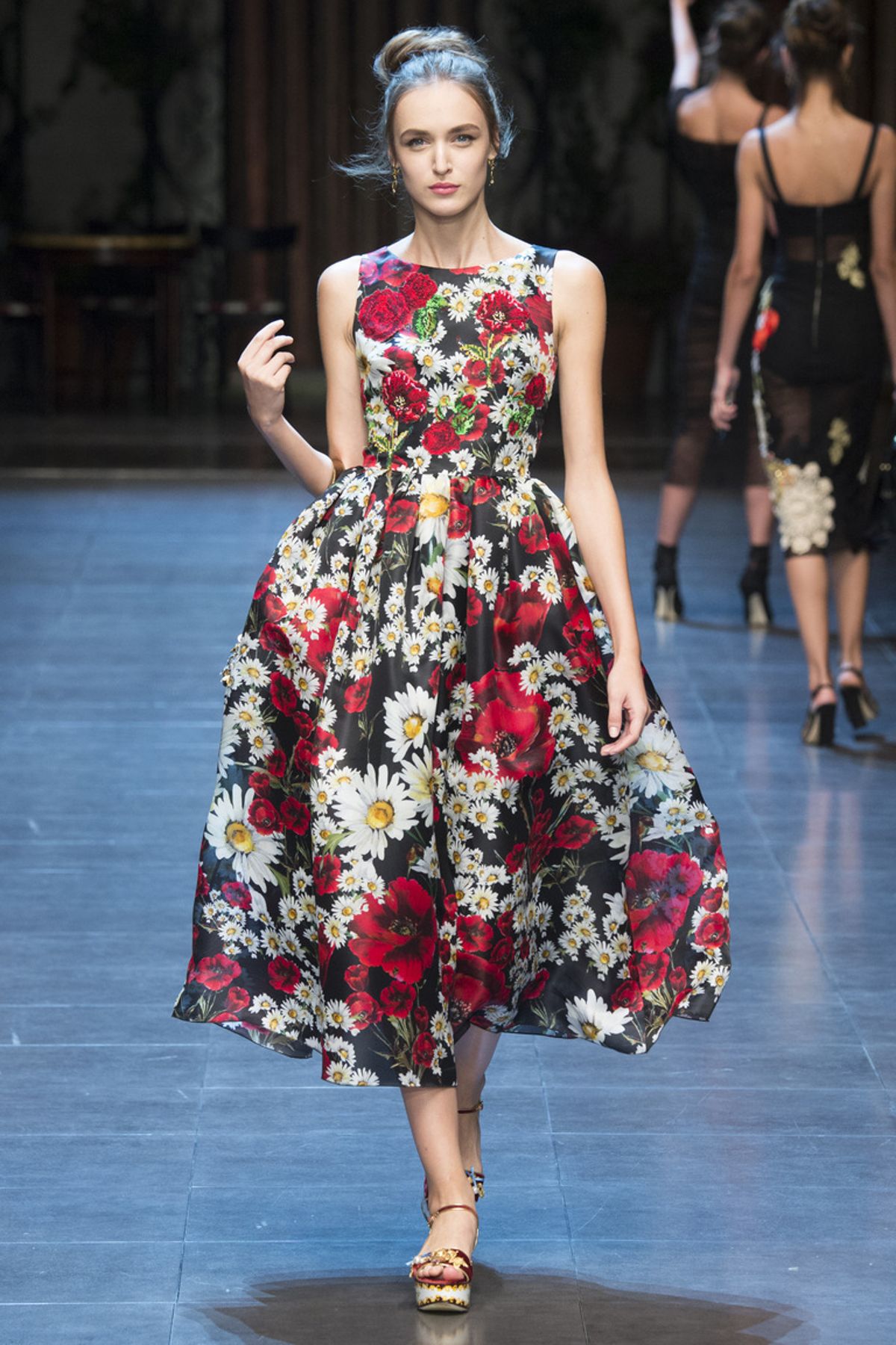 Яркое платье с цветочным принтом из коллекции Dolce & Gabbana.