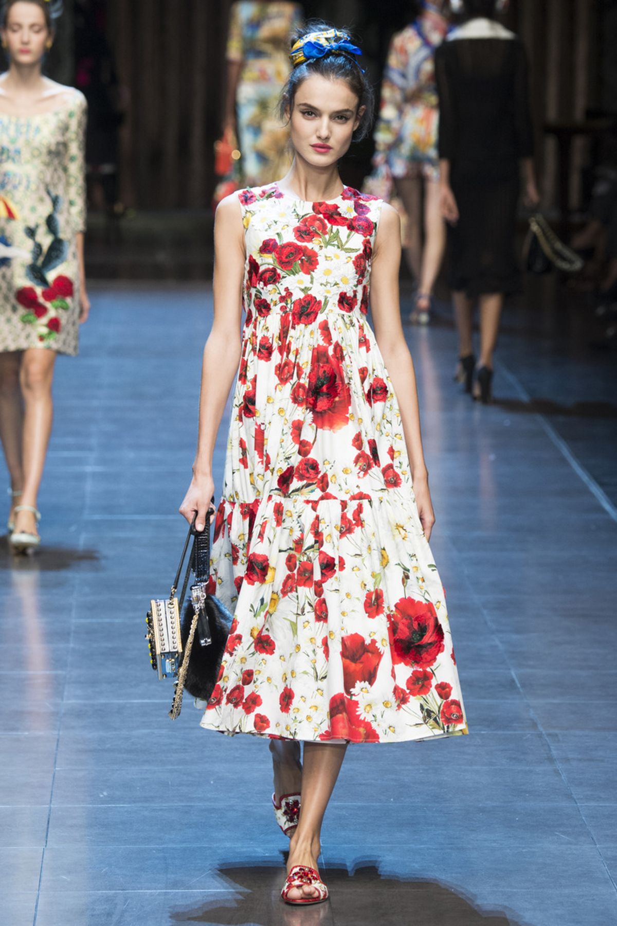 Платье с ярким цветочным принтом из коллекции Dolce & Gabbana.