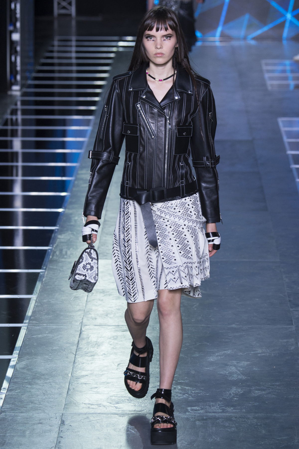 Кожаная черная куртка сс светлой летней юбкой - фотоновинка из коллекции Louis Vuitton.