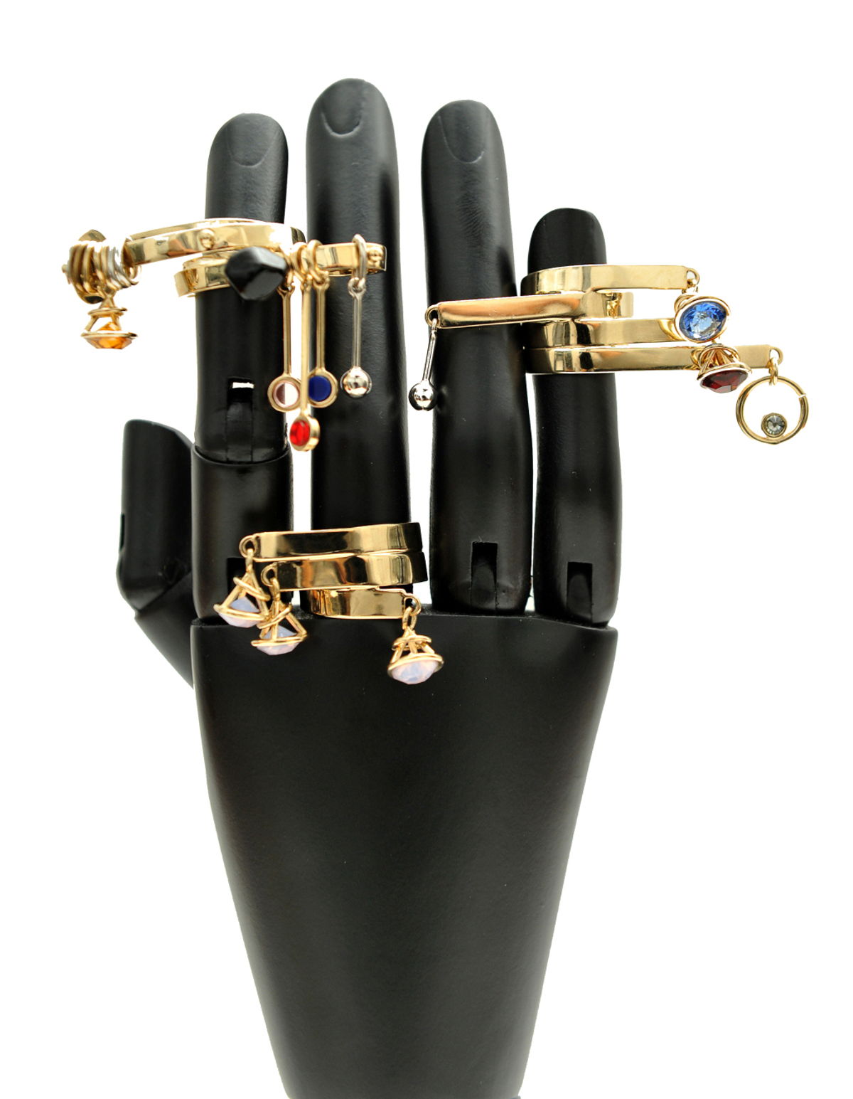 Кольца от марки Dior оснащены камнями, бусинами и диковинными украшениями, которые крепятся на кольца.