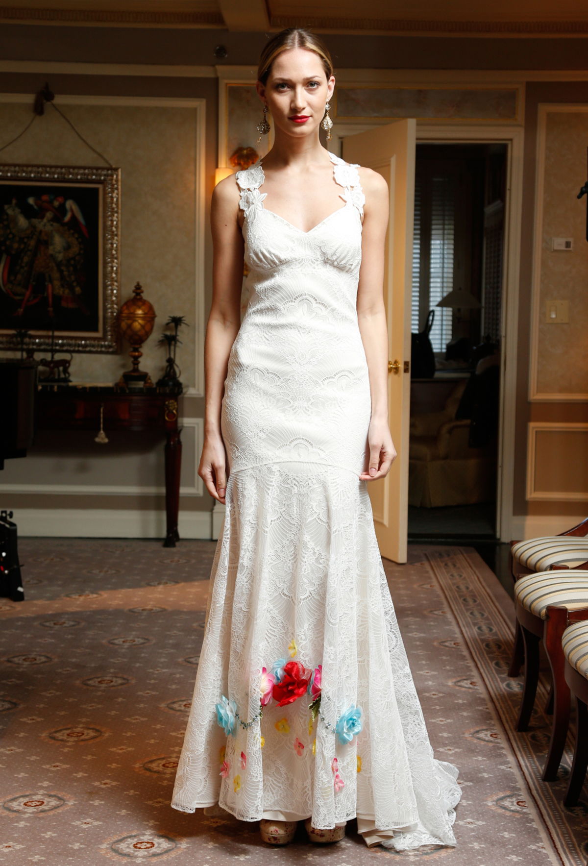 Claire Pettibone представили кружевное платье с довольно интересным решением. Подол платья украшен яркими цветами.