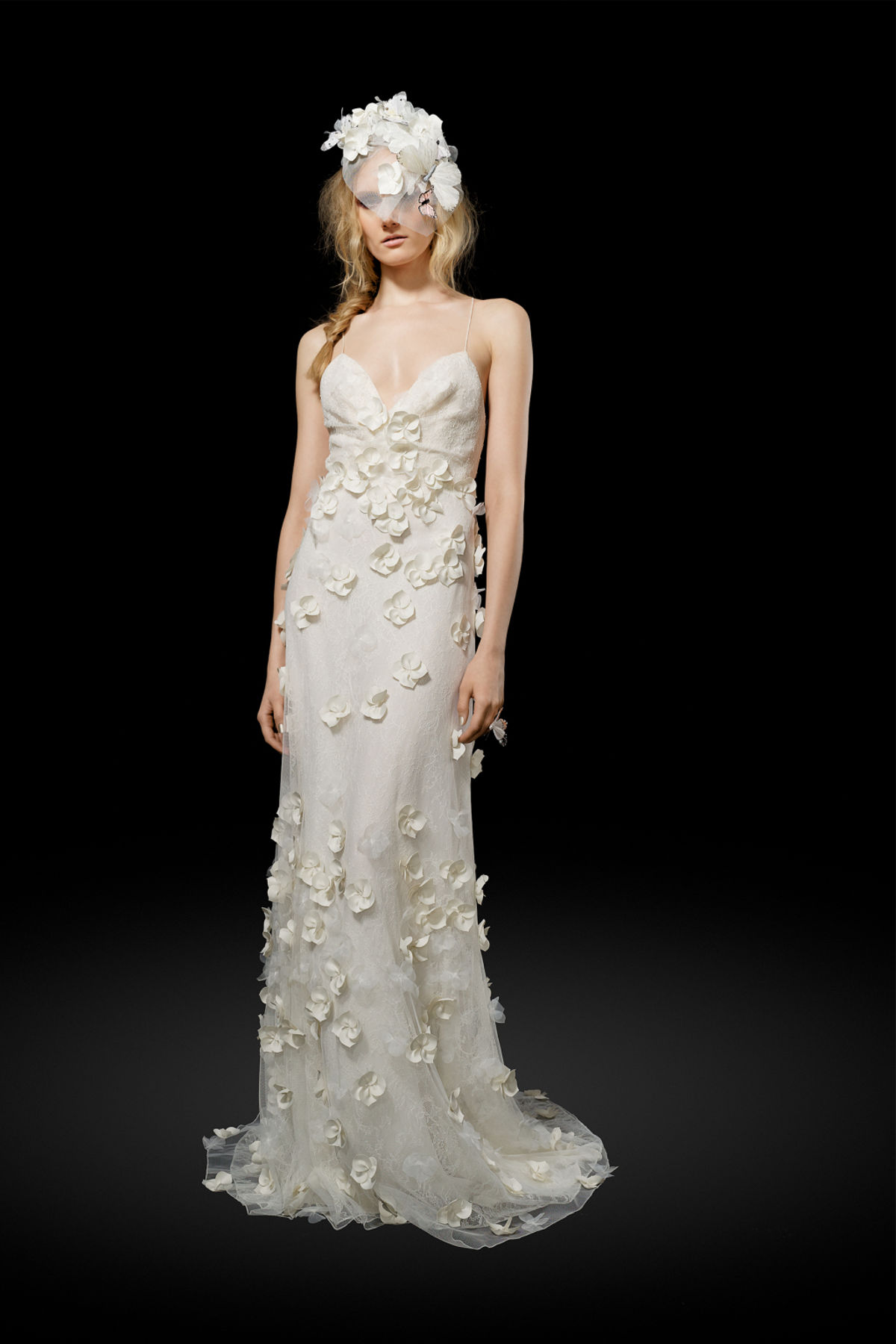 Свадебное платье с рассыпаными нежными белыми цветами и такая же шляпка из коллекции Elizabeth Fillmore.