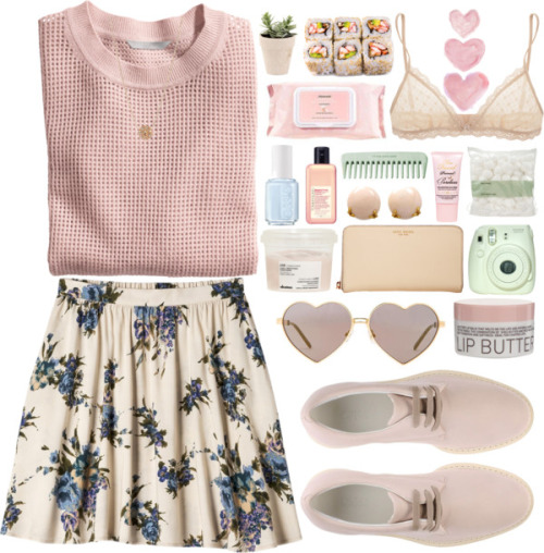 Розовый джемпер и лёгкая белая юбка с цветочным принтом