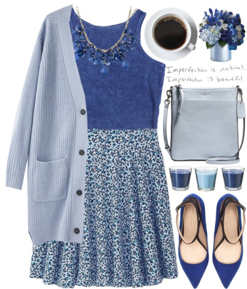 Светло синяя юбка с принтом, синий топ и голубой жакет.