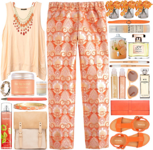 Свободные брюки с ярким оранжевым принтом и удлинённый персиковый топ.