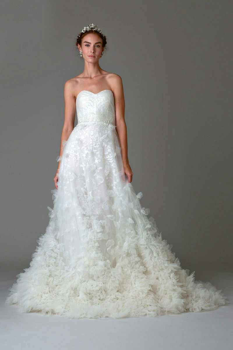 Свадебное белое платье с цветочной аппликацией из коллекции Marchesa.