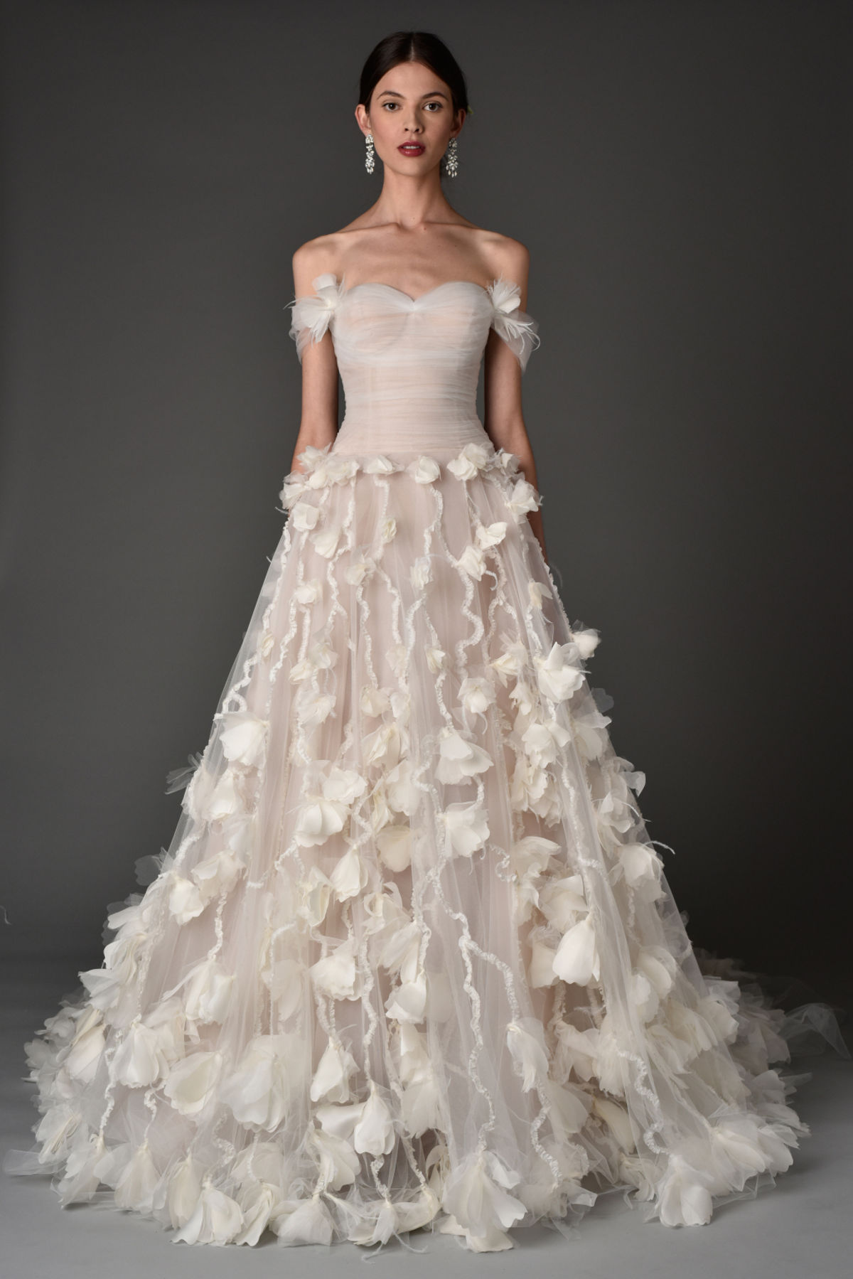 Свадебное нежно кремовое платье с цветочной аппликацией из коллекции Marchesa.