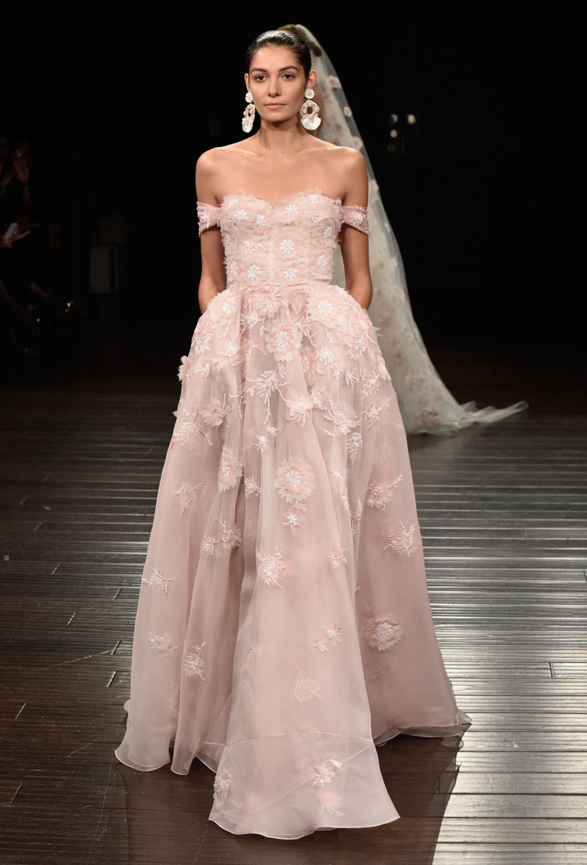 На фото длинное розовое платье декольте с цветочным принтом и длинной фато