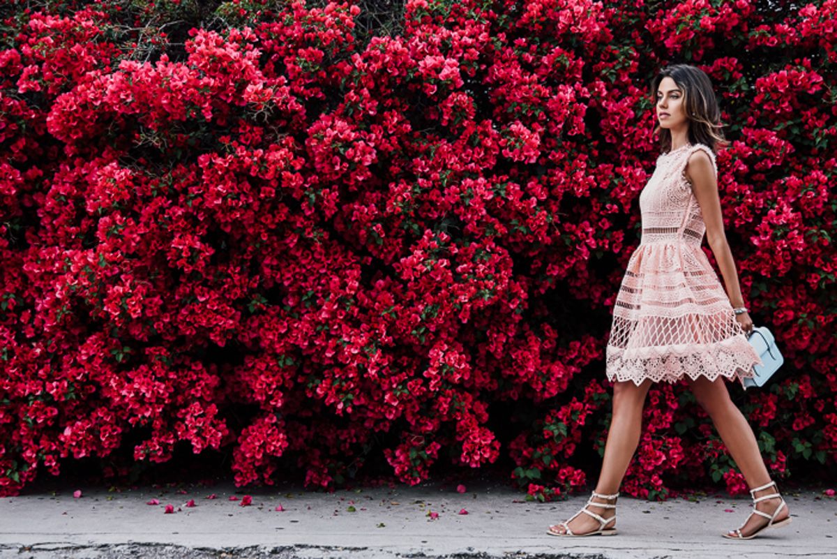 На фото - платье нежно розового цвета с сочетанием различных узоров, вертикальных и горизонтальных кружев, с крупным цветочным узором.