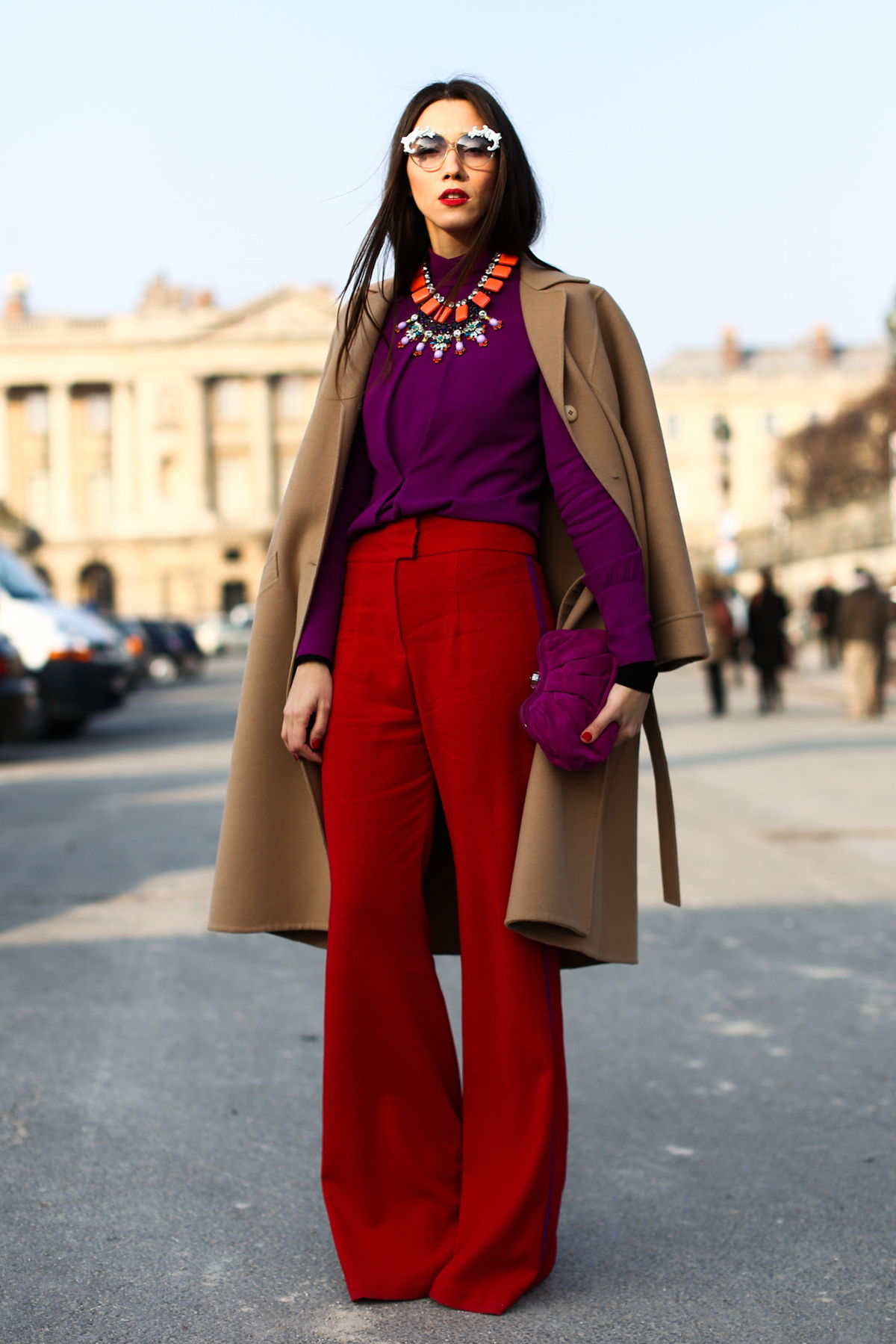 На фото:широкие темно красные брюки с высокой талией с блузой и пальто.