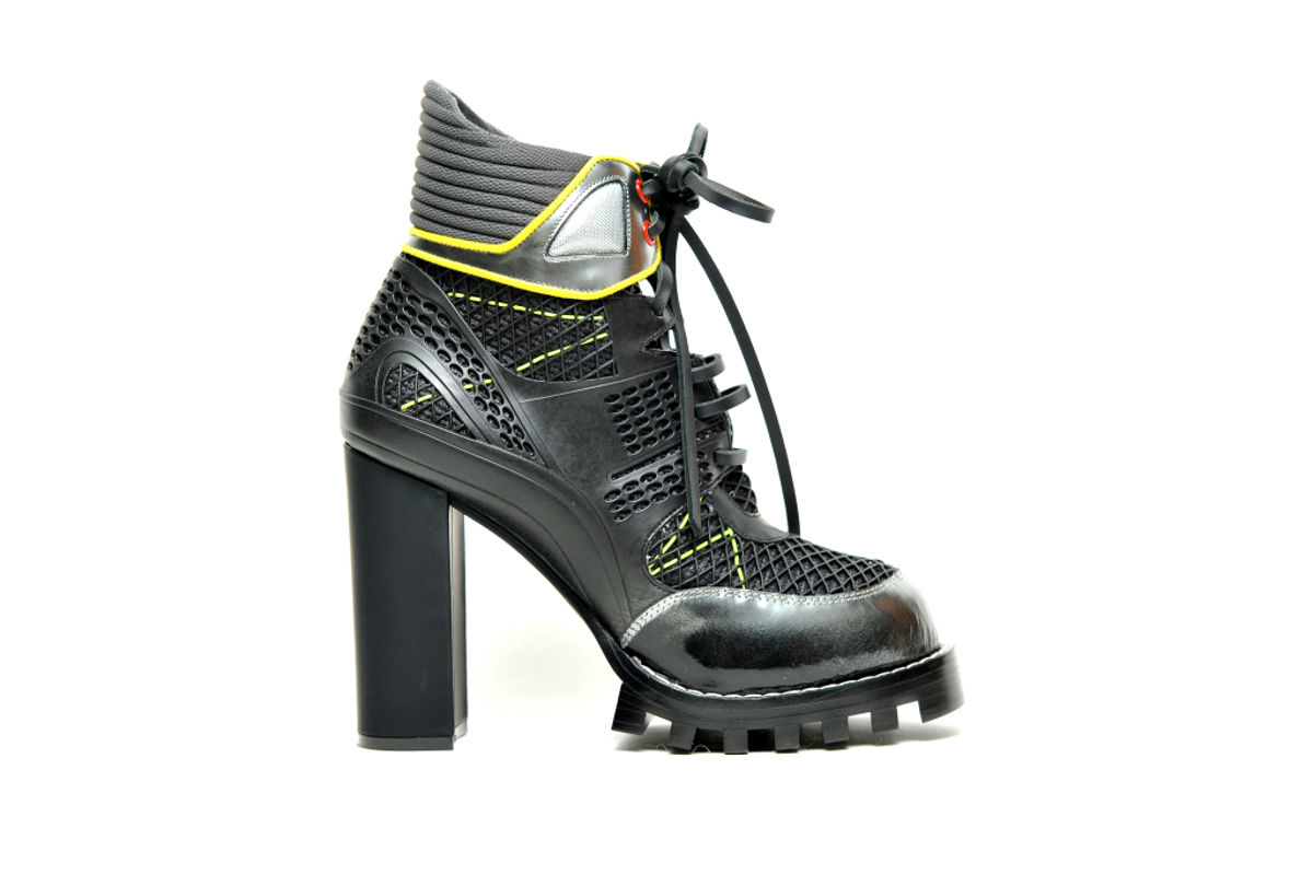 На фото: черные сапоги на высоком массивном каблуке и подошве на шнурках от Louis-Vuitton.