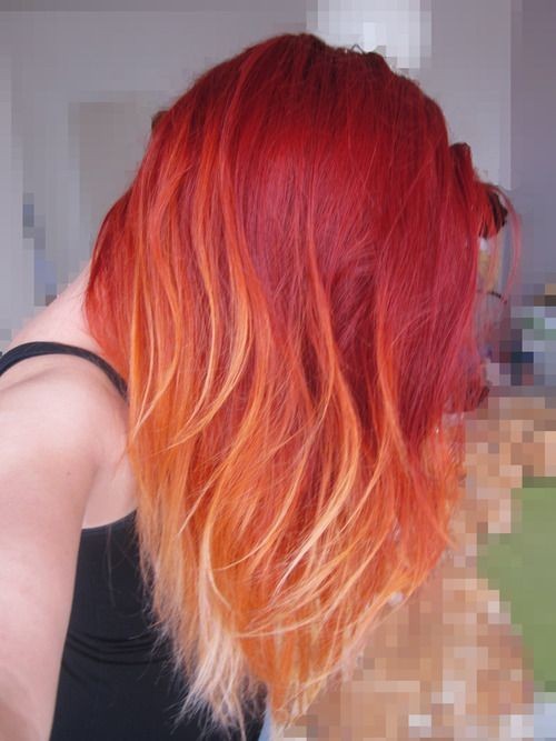 На фото:.ветло- красный оттенок волос плавно переходит в золтистый цвет волос.