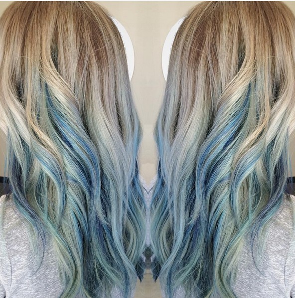 На фото: светлый оттенок волос красиво сливается с ярко голубыми концами прядей.