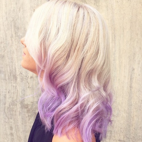 На фото: светлый оттенок волос красиво сливается с ярко фиолетовыми концами прядей.