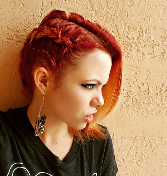 На фото: огненные оттенки рыжего с боковой косичкой делают причёску одновременно и стильной и забавной.