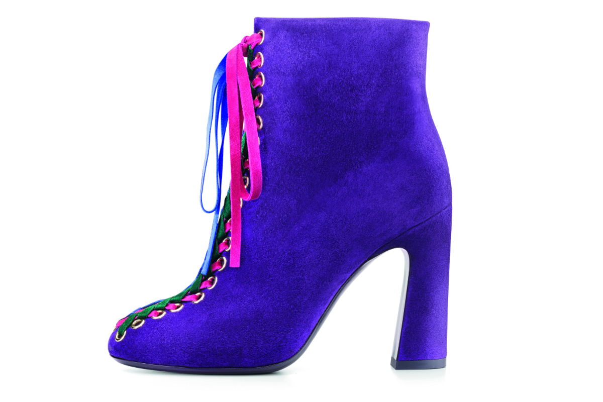 На фото: фиолетовые сапоги на высоком массивном каблуке с разноцветными шнурками – розовыми, синими и зелеными от Roger-Vivier.