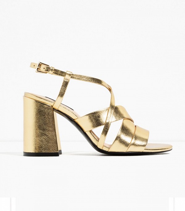 Сандалии золотого цвета на высоком массивным каблуке от Zara.