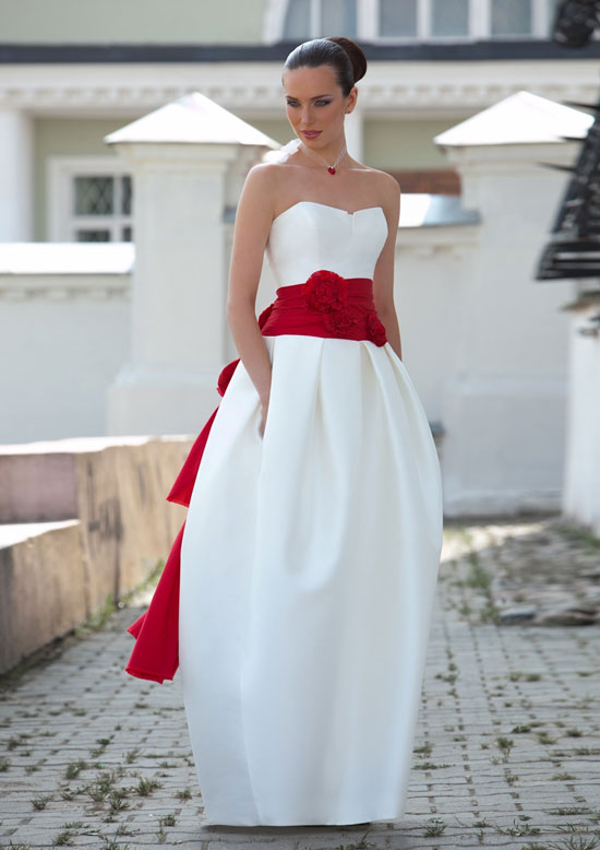 Модное свадебное платье с красной отделкой 2016 фото
