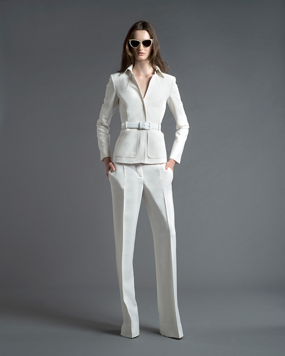 На фото: неформальный деловой стиль - белый брючный костюм.