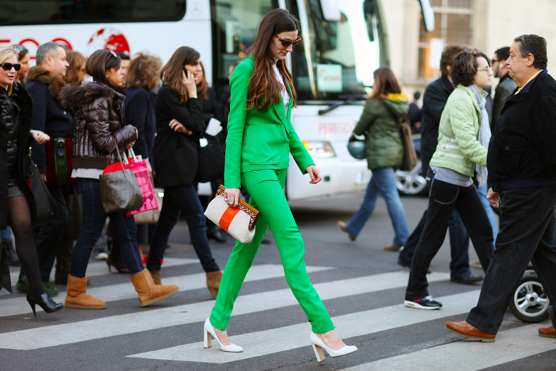 На фото: неформальный деловой стиль - ярко зеленый брючный костюм.