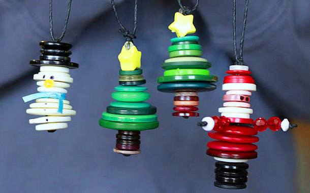 Поделка на Новый год из пуговиц