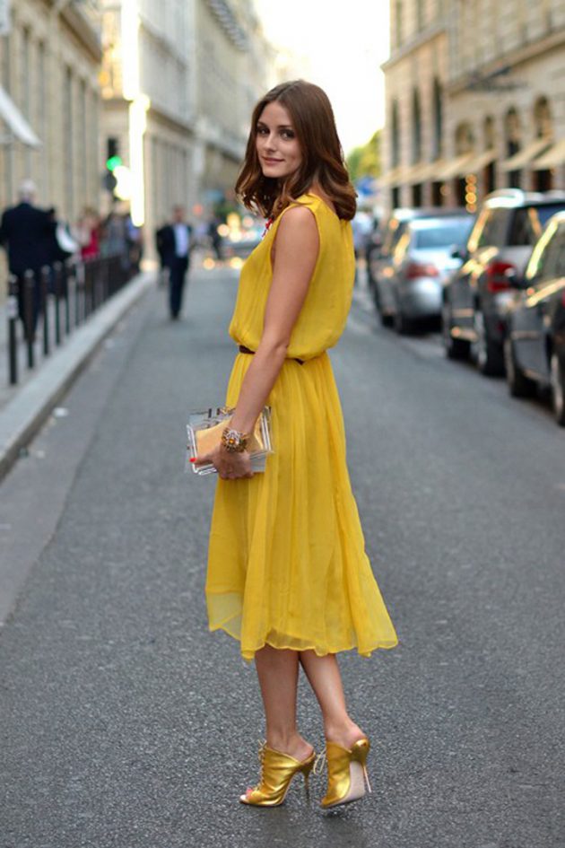 На фото: желтое платье с расклешённой юбкой.