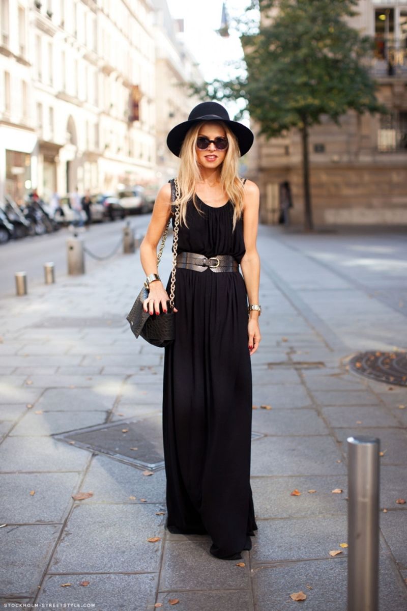 На фото: черное платье миди с большим вырезом и широким ремнем.