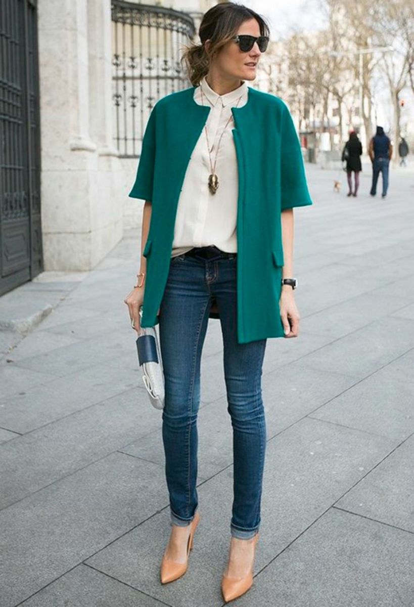 На фото: белая блузка с джинсами и зеленый жакет.
