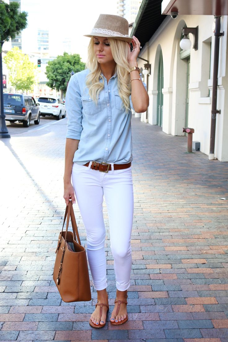 На фото: белые брюки капри и голубая блуза.