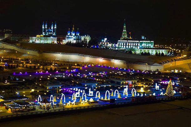 По традиции, жители и гости Казани отмечают Новый год у стен Кремля