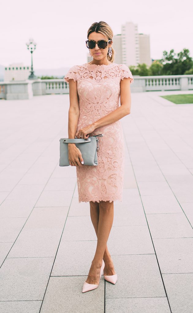 На фото: нежно розовое прямое кружевное платье.