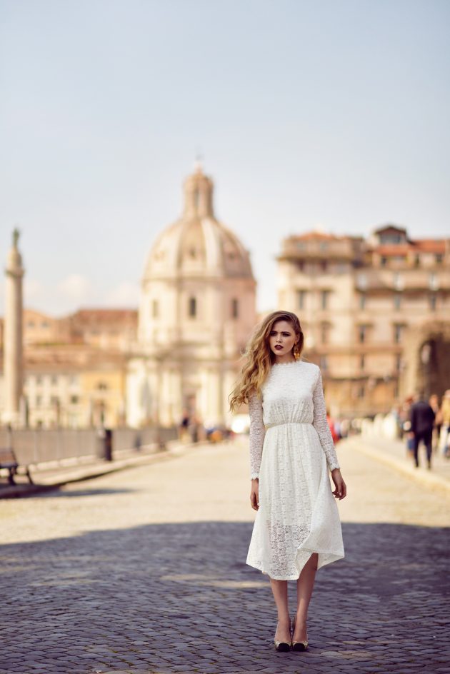 На фото: элегантное белое кружевное платье.