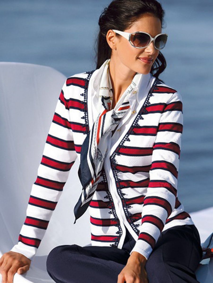 На фото: кофта в горизонтальную красно- синию-белую полоску и платком в морскую тематику.