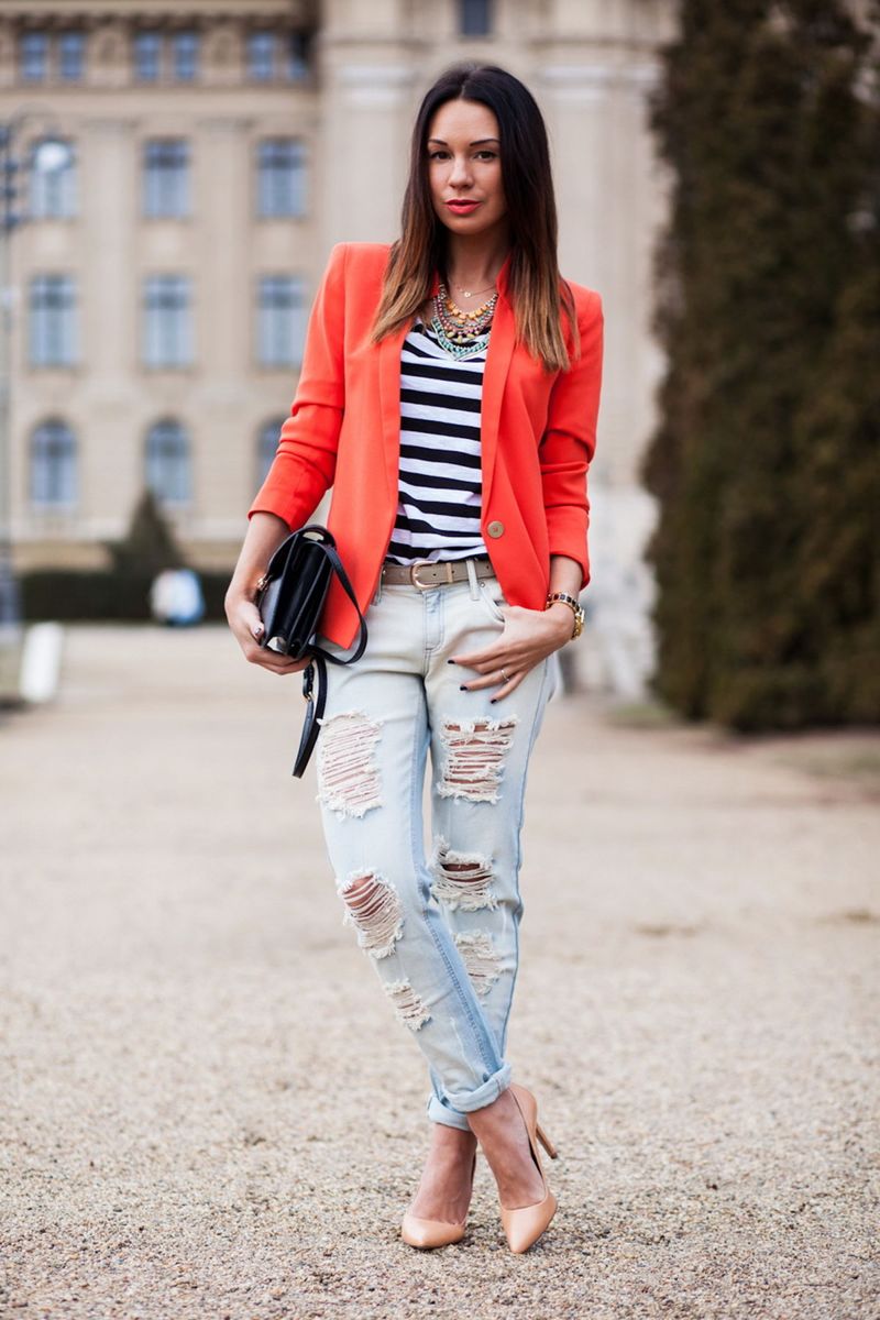 На фото: джинсы блузой в полоску и ярким пиджаком.
