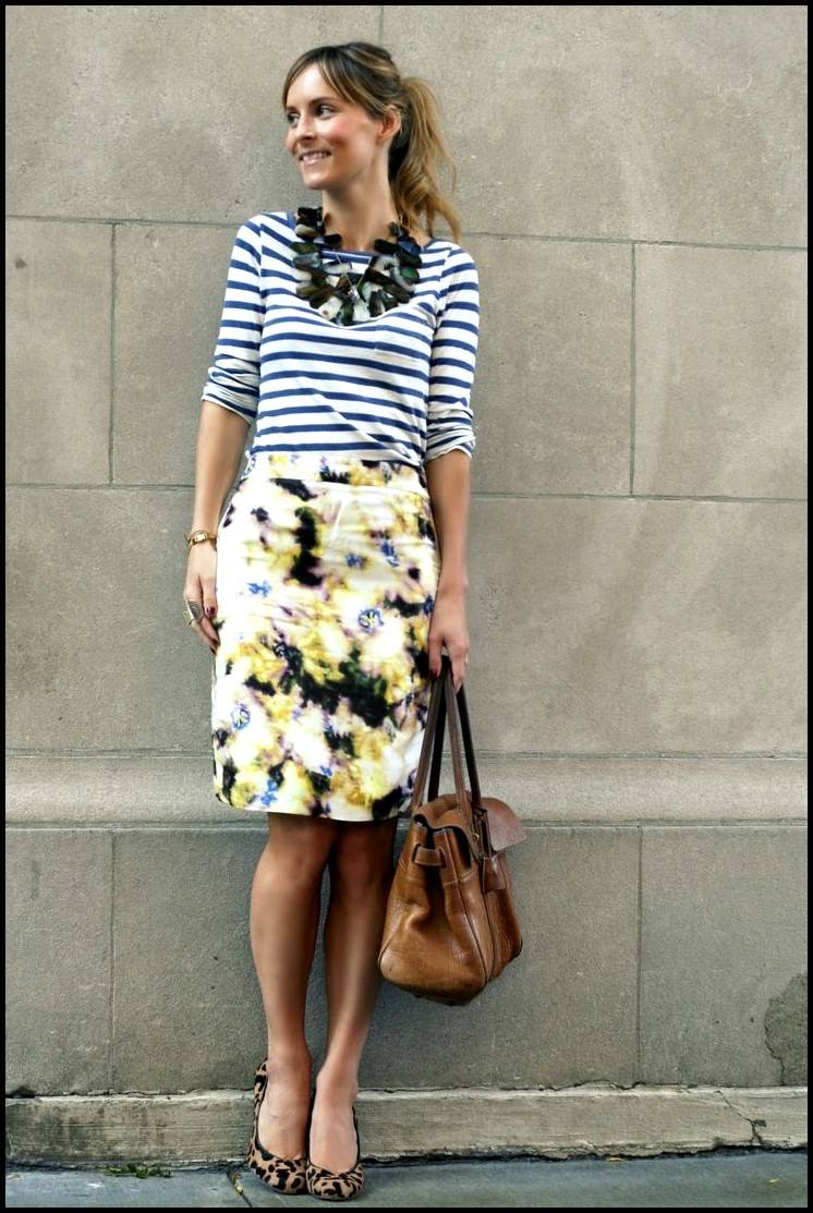 На фото: кофта с принтом в полоску и цветная юбка.