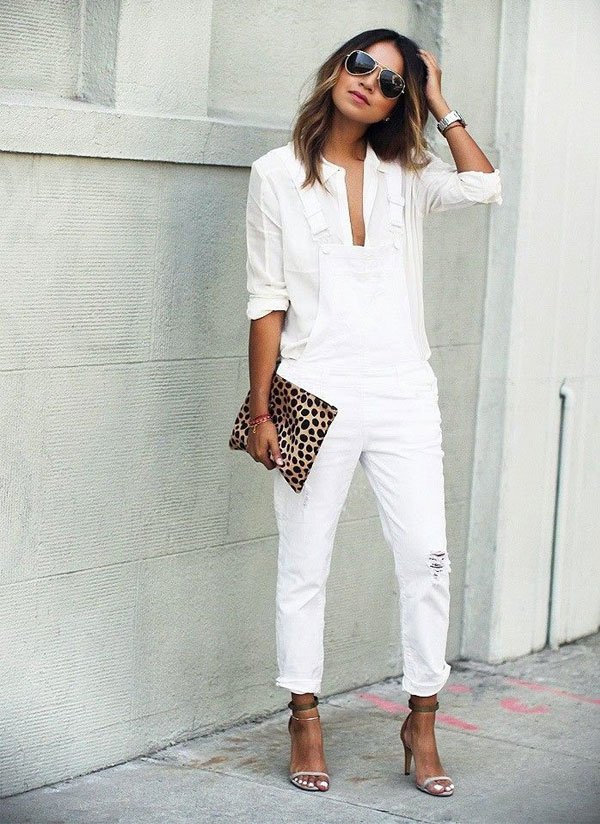 На фото: новый белый модный лук - белые брюки и блузка.