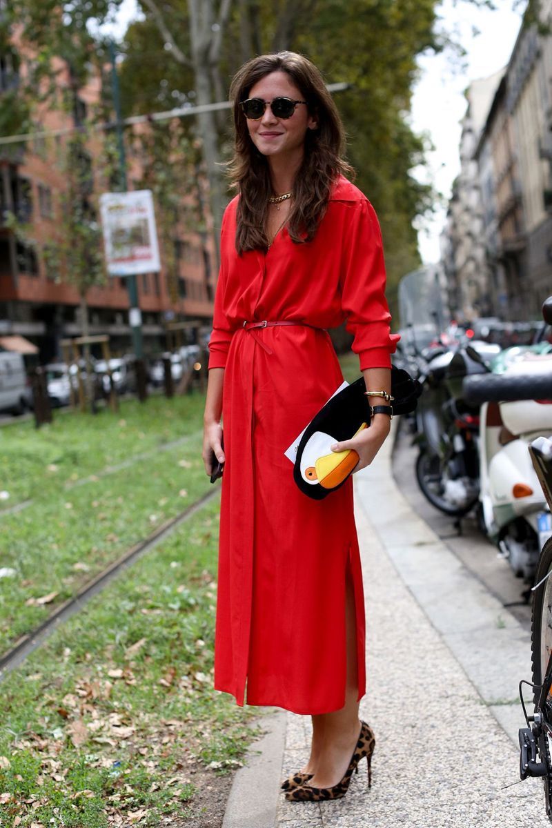 На фото: длинное красное платье рубашка