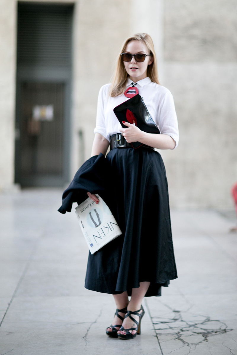 На фото: стиль ретро 50-х годов - расклешённая черная юбка с белой кофтой.