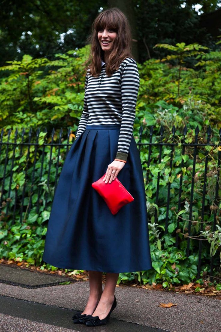 На фото: стиль ретро 50-х годов - расклешённая синяя юбка с кофтой в полоску.