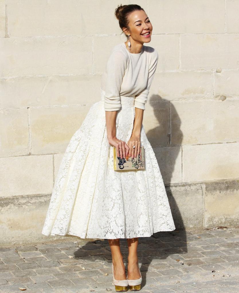На фото: стиль ретро 50-х годов - расклешённая белая юбка с белой кофтой.