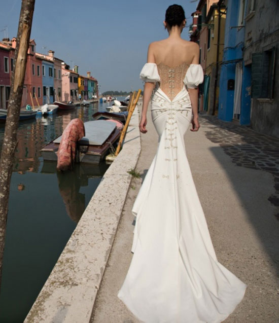 Модное свадебное платье со шлейфом фото