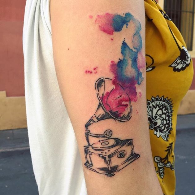 На фото: акварельная татуировка в виде грамафона и цветка.