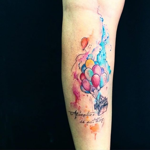 На фото: акварельная татуировка в виде дома летящего на воздушных шарах.