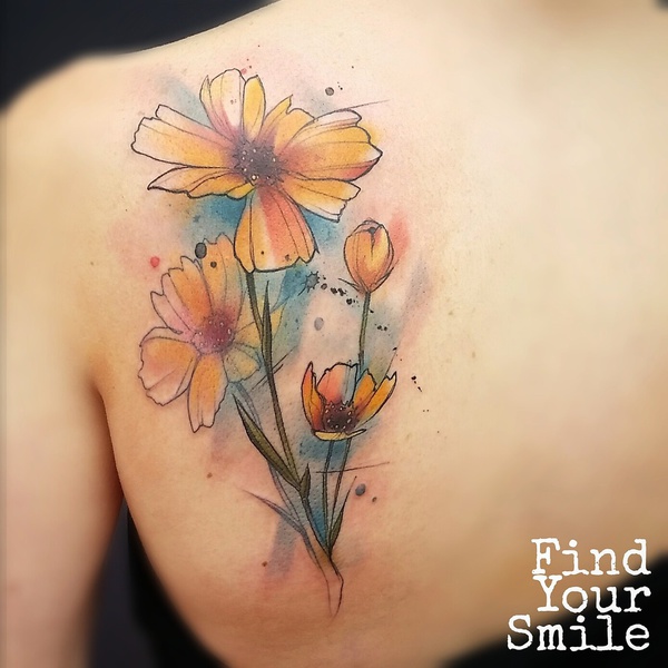 На фото: акварельная татуировка - цветок на спине.